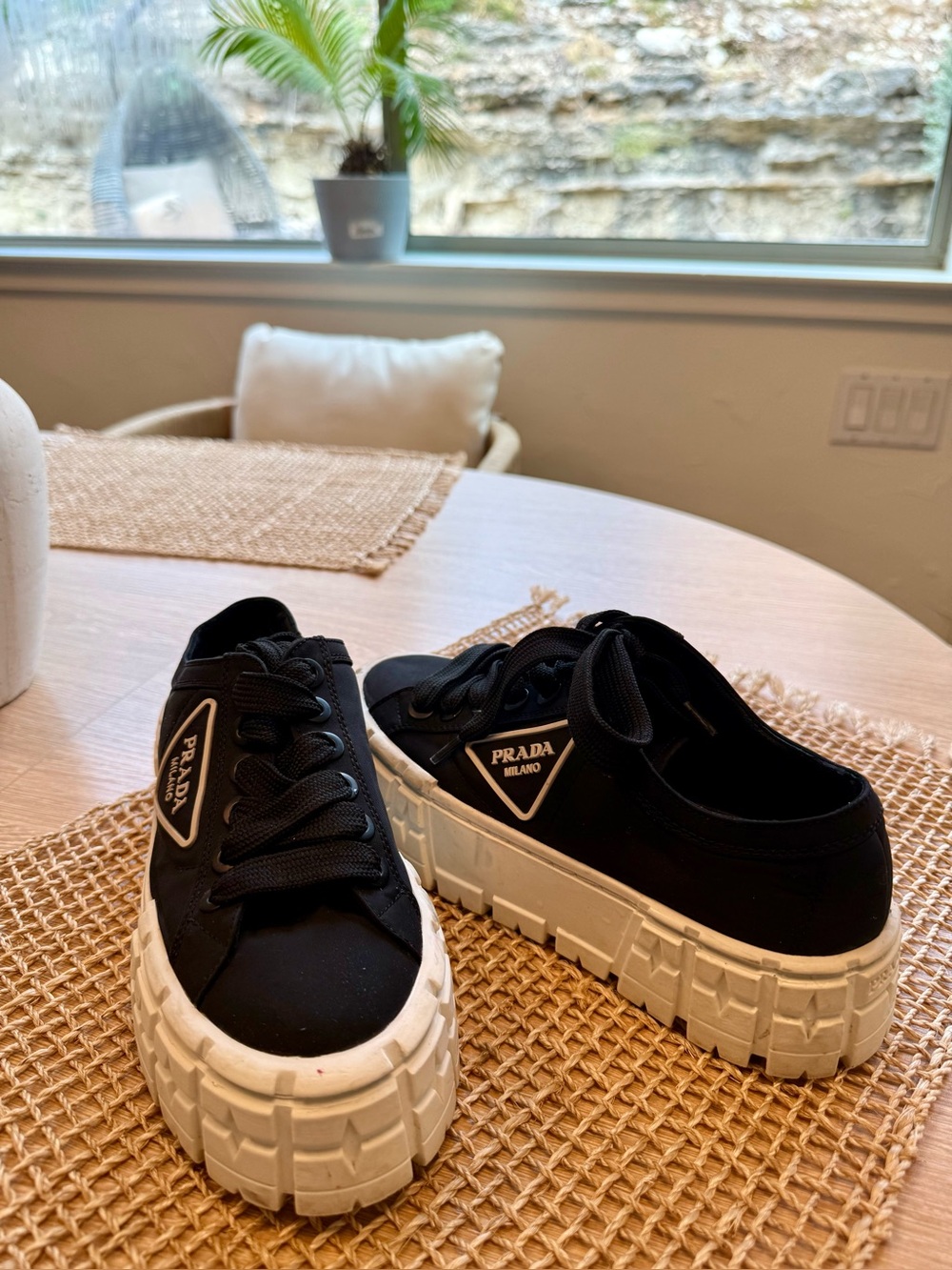 BEAUTIFUL BLACK PLATFORM SNEAKERS IN EXCELLENT CONDITION